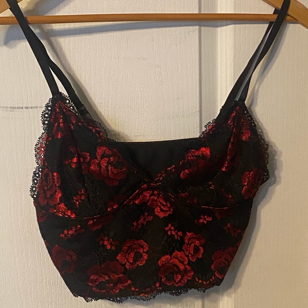 Floral lace crop